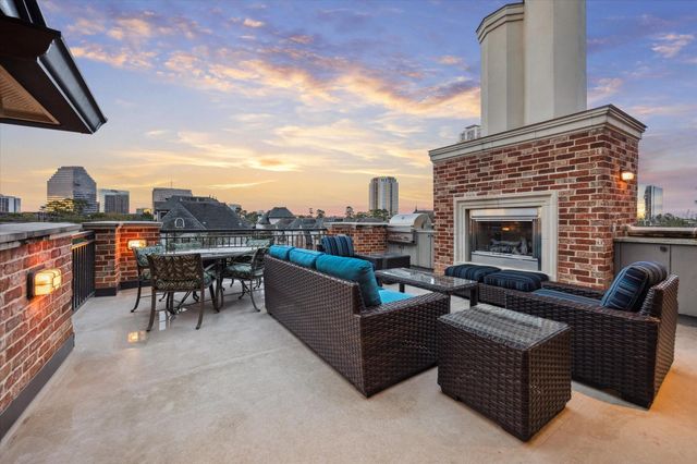 1225 Place Royale Way, Houston, TX 77056