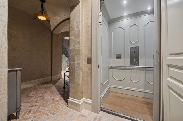 1225 Place Royale Way, Houston, TX 77056