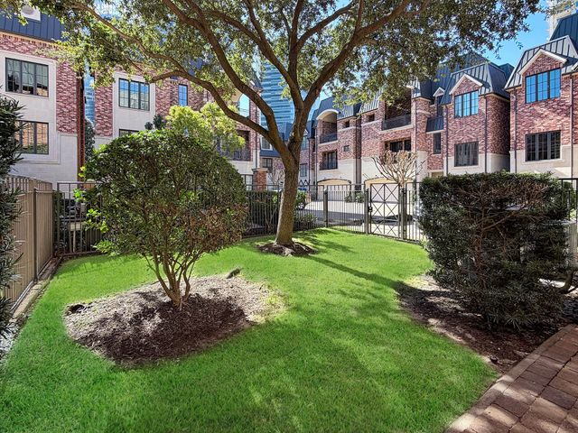 1225 Place Royale Way, Houston, TX 77056