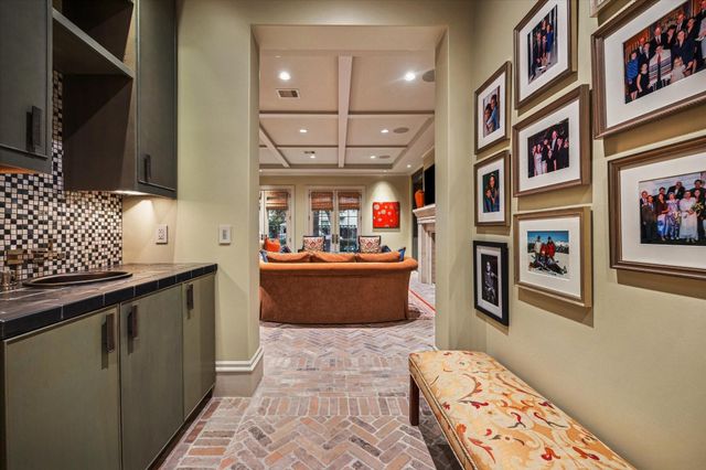 1225 Place Royale Way, Houston, TX 77056