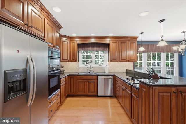 8065 CRIMSON LEAF CT, Gainesville, VA 20155