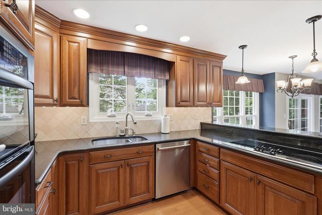 8065 CRIMSON LEAF CT, Gainesville, VA 20155