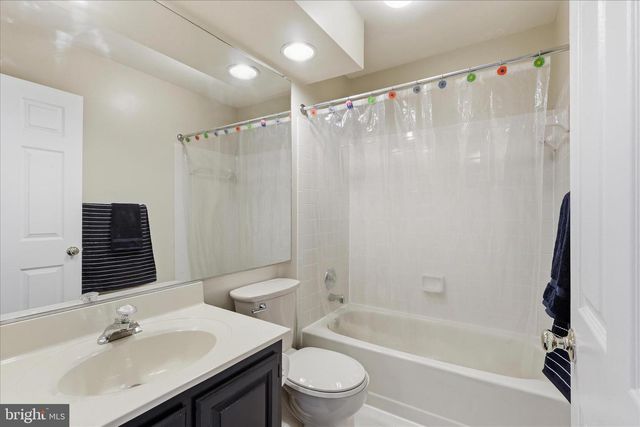 8065 CRIMSON LEAF CT, Gainesville, VA 20155