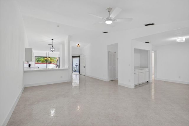 29 Fawlkland Circle, Boynton Beach, FL 33426