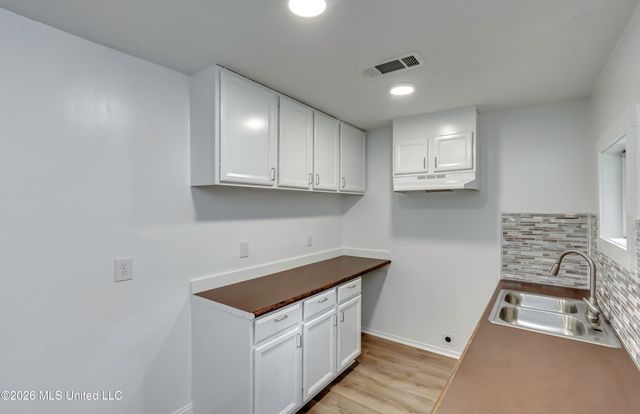 1872 Shady Lane Drive, Jackson, MS 39204