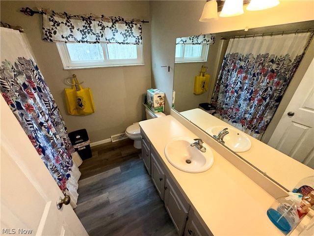 6186 Wild Oak Drive, North Olmsted, OH 44070