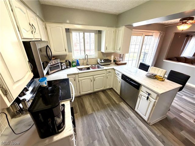 6186 Wild Oak Drive, North Olmsted, OH 44070