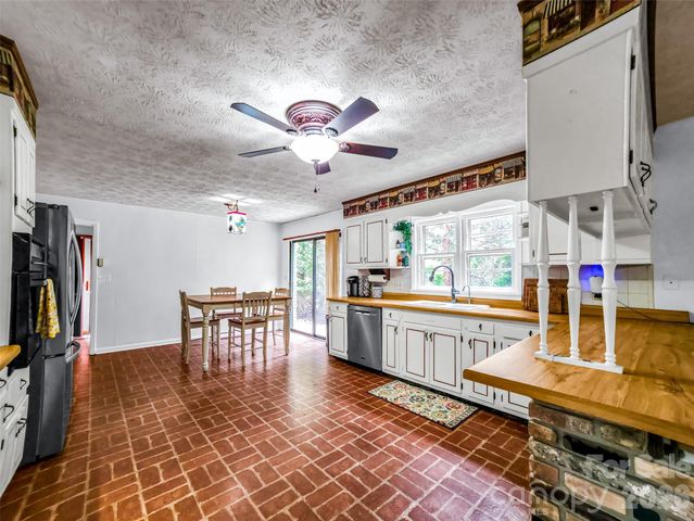 122 W Sweetbriar Lane, Etowah, NC 28729
