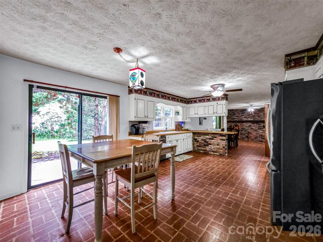 122 W Sweetbriar Lane, Etowah, NC 28729