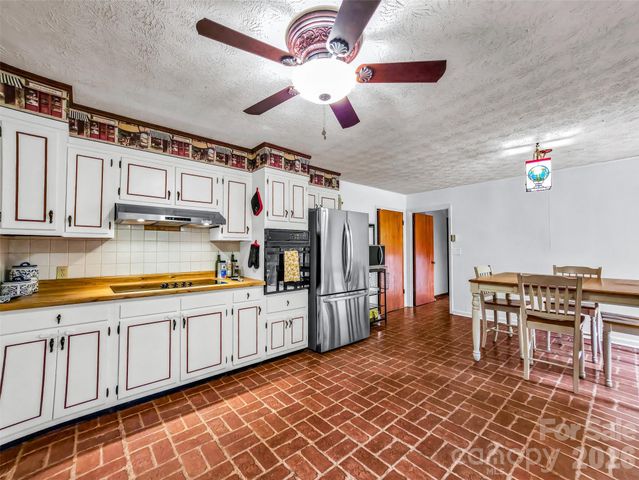 122 W Sweetbriar Lane, Etowah, NC 28729