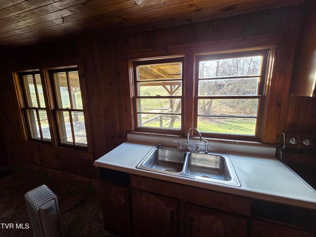 100 Eisenhower Road, Jonesborough, TN 37659