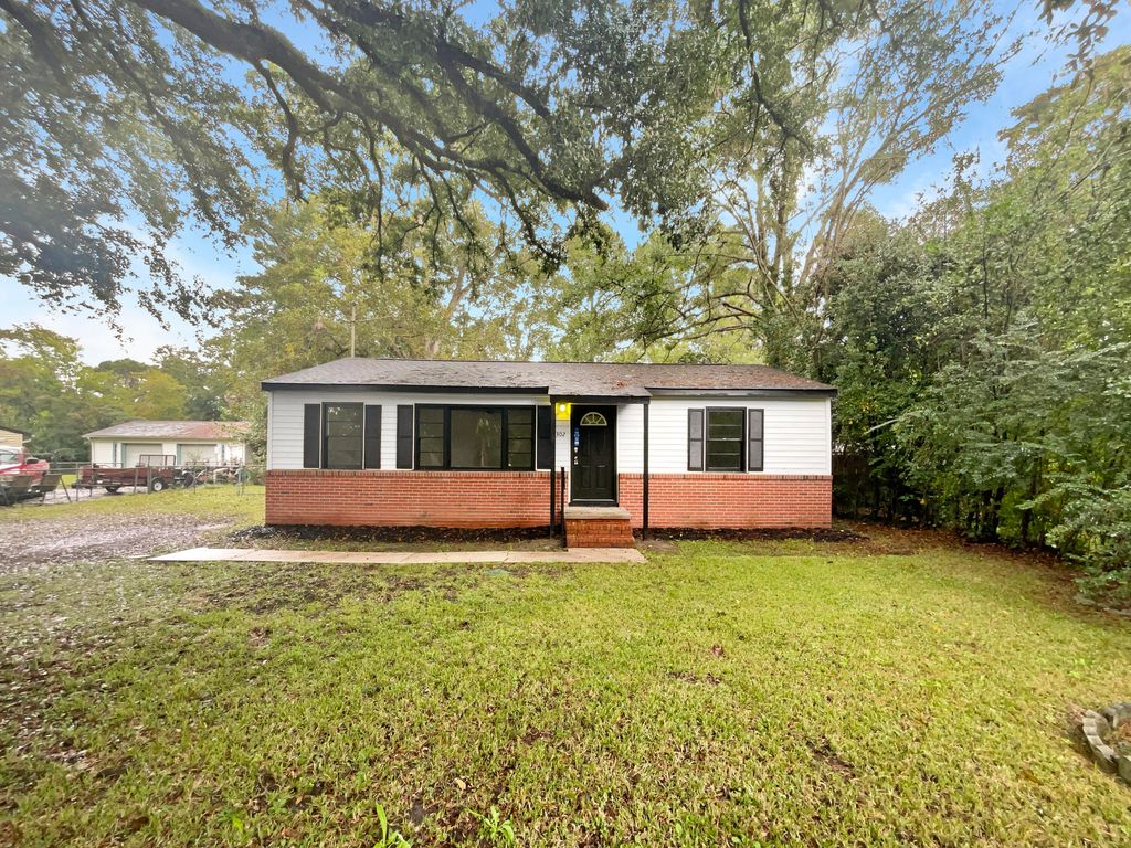 302 Embassy Drive, Summerville, SC 29483