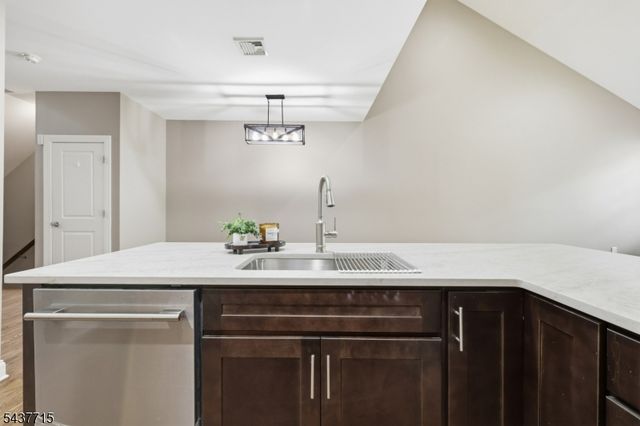 9 Coneflower Ct, Allamuchy Twp., NJ 07840