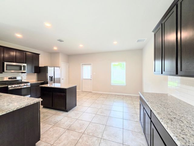 8931 Arundal Garden, Converse, TX 78109