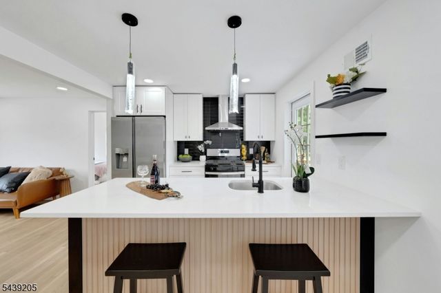 12 Lerome Pl, Teaneck Twp., NJ 07666