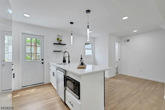 12 Lerome Pl, Teaneck Twp., NJ 07666