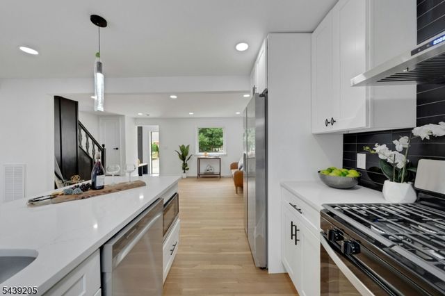 12 Lerome Pl, Teaneck Twp., NJ 07666