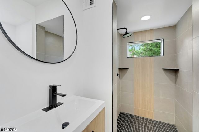 12 Lerome Pl, Teaneck Twp., NJ 07666