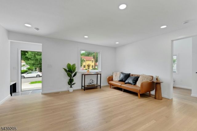 12 Lerome Pl, Teaneck Twp., NJ 07666