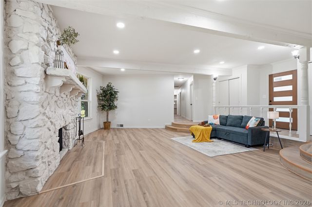 239 Wood Lake Drive, Sand Springs, OK 74063