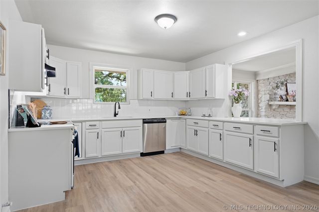 239 Wood Lake Drive, Sand Springs, OK 74063