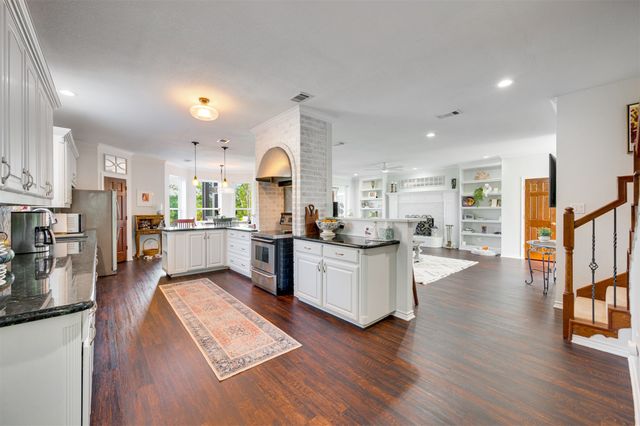 2001 Rose Pointe, Athens, TX 75752