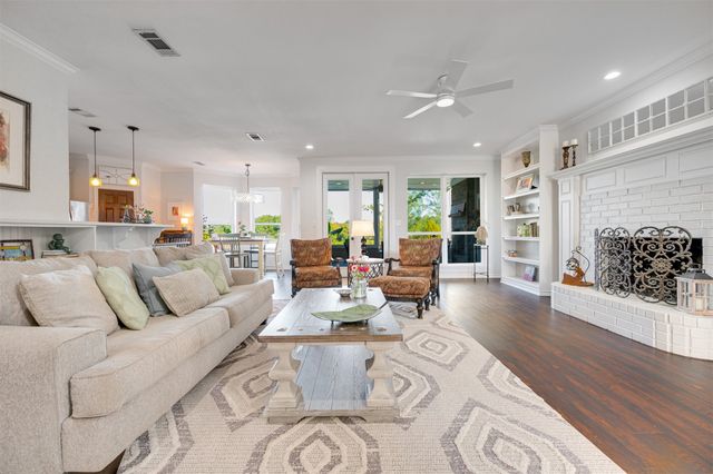 2001 Rose Pointe, Athens, TX 75752