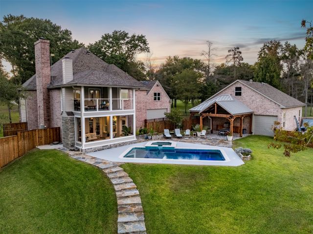 2001 Rose Pointe, Athens, TX 75752