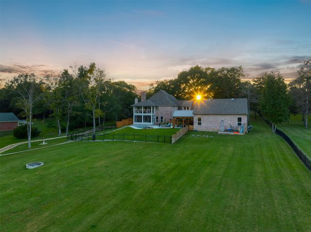 2001 Rose Pointe, Athens, TX 75752