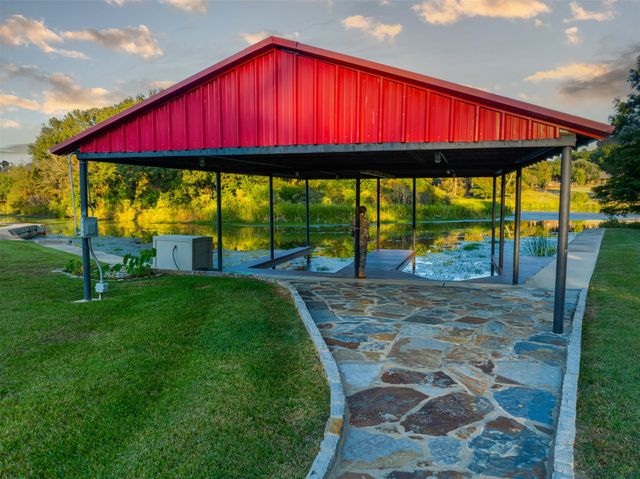 2001 Rose Pointe, Athens, TX 75752