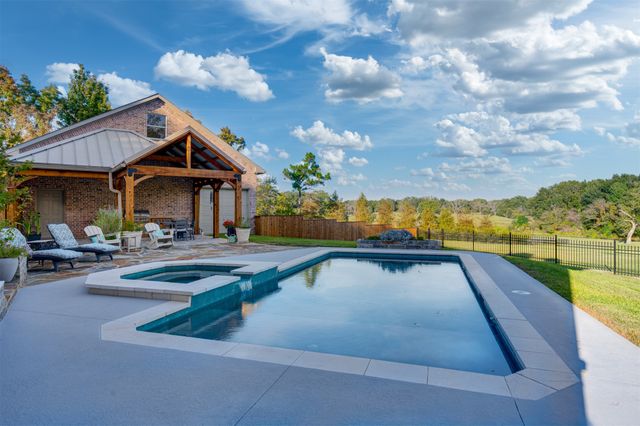 2001 Rose Pointe, Athens, TX 75752