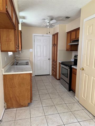 8426 Avington Road, La Porte, TX 77571