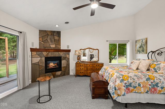 1438 NE Sherman Lane, Grants Pass, OR 97526
