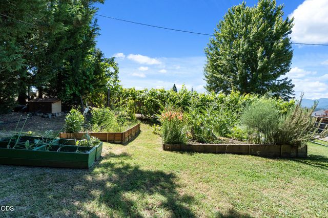 1438 NE Sherman Lane, Grants Pass, OR 97526