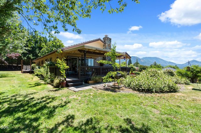 1438 NE Sherman Lane, Grants Pass, OR 97526