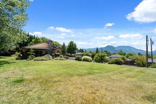 1438 NE Sherman Lane, Grants Pass, OR 97526