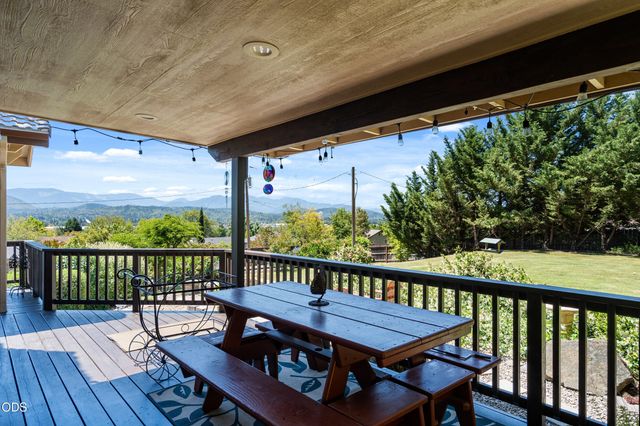 1438 NE Sherman Lane, Grants Pass, OR 97526
