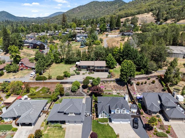 1438 NE Sherman Lane, Grants Pass, OR 97526