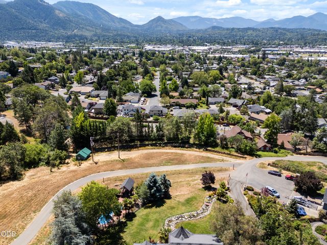 1438 NE Sherman Lane, Grants Pass, OR 97526