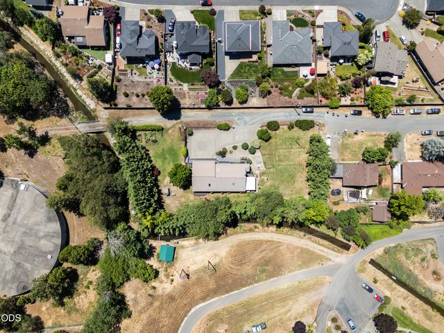 1438 NE Sherman Lane, Grants Pass, OR 97526
