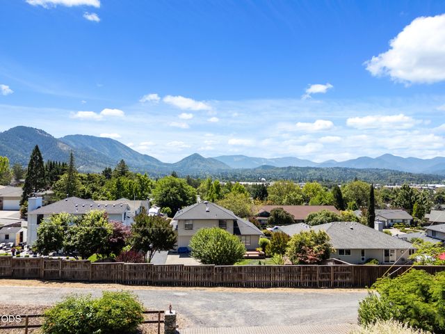 1438 NE Sherman Lane, Grants Pass, OR 97526
