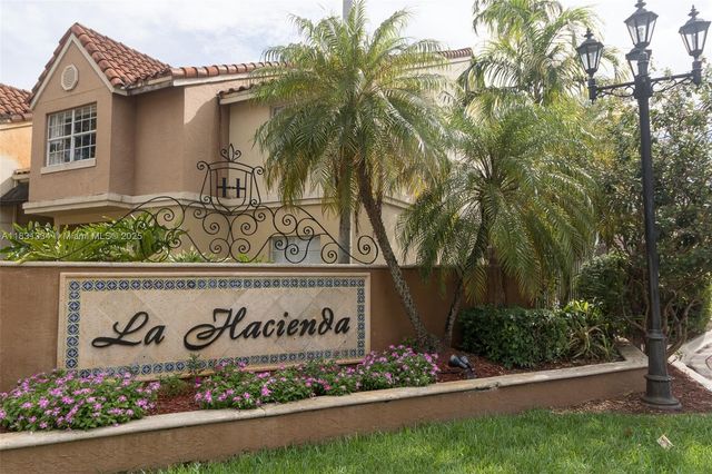 18328 NW 68th Ave P, Hialeah, FL 33015