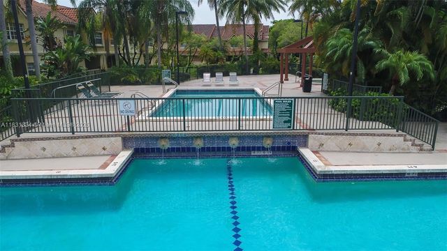 18328 NW 68th Ave P, Hialeah, FL 33015