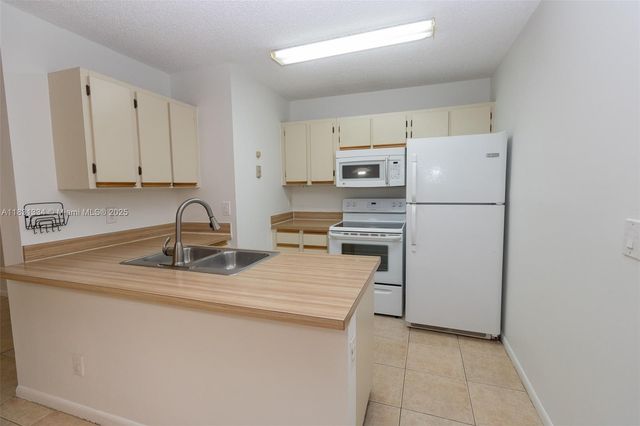 18328 NW 68th Ave P, Hialeah, FL 33015