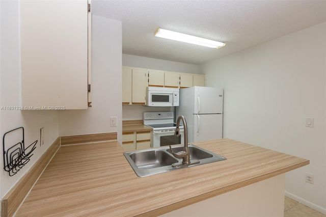 18328 NW 68th Ave P, Hialeah, FL 33015
