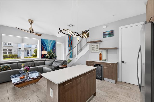 405 NE 35th Ct 5, Oakland Park, FL 33334