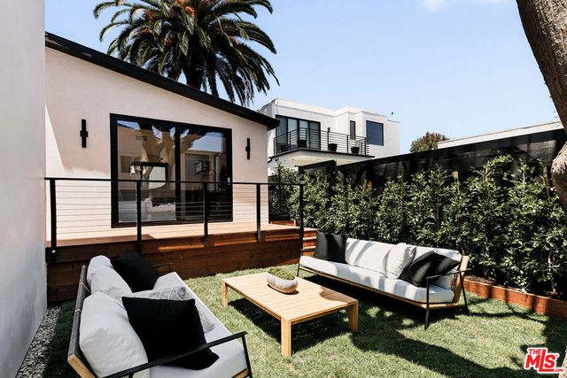 2202 California Avenue, Santa Monica, CA 90403