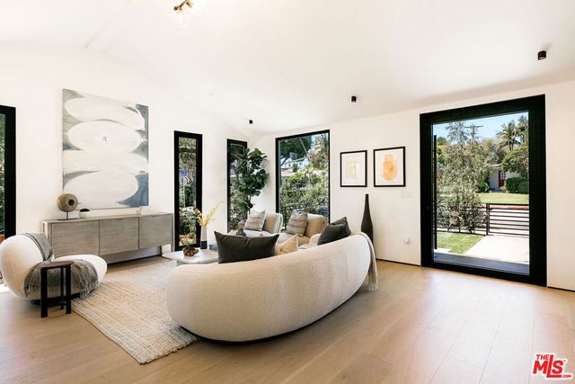 2202 California Avenue, Santa Monica, CA 90403