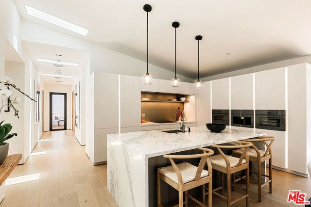 2202 California Avenue, Santa Monica, CA 90403