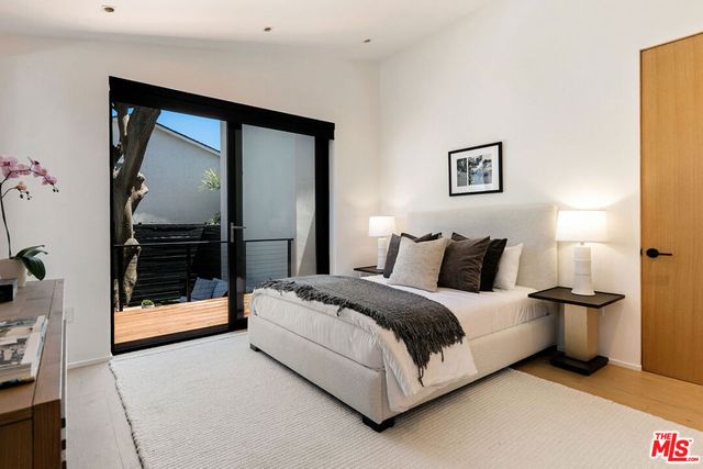 2202 California Avenue, Santa Monica, CA 90403